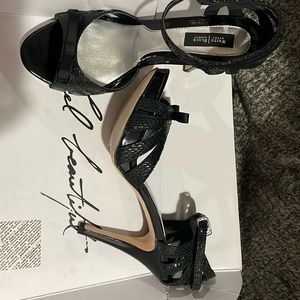 WHBM size 8 1/2 black heel w bow